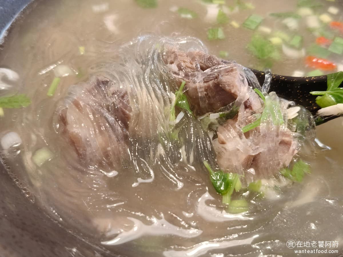 劉老太老潼關肉夾饃 劉老太老潼關肉夾饃菜單 劉老太老潼關肉夾饃推薦 內湖區美食 內湖美食 中式料理 羊肉吃起來很新鮮,完全沒有羶味,肉質也不硬,咬起來輕鬆,整碗湯喝起來非常舒服,不管是配肉夾饃,還是單獨喝,都很好吃。 @在地老饕阿府