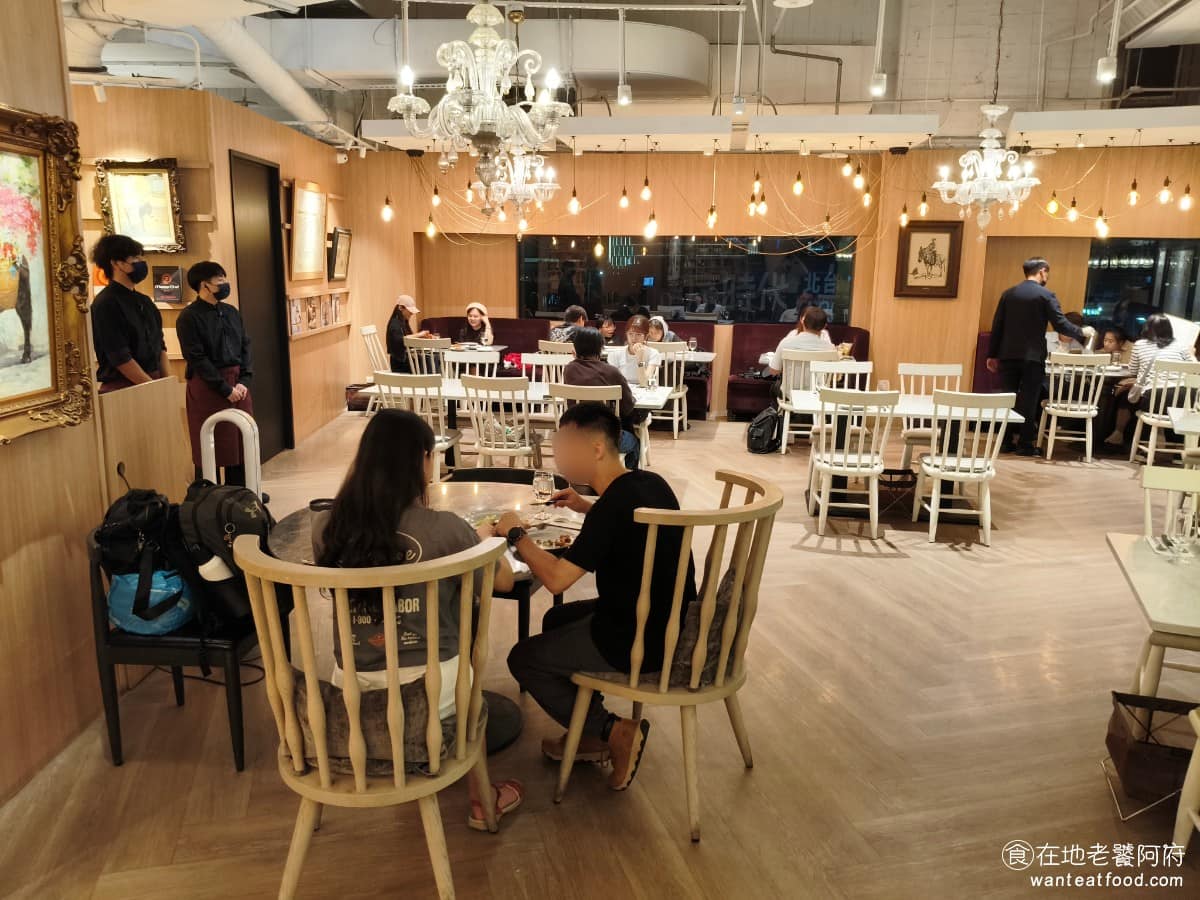 驢子餐廳 L'IDIOT GRILL&PASTA 春大直店 春大直店菜單 春大直店推薦 中山區美食 《驢子餐廳 春大直店》裝潢延續了在華泰王子飯店時期的風格,水晶吊燈、垂墜的鎢絲燈泡,還有半世紀之久的義大利馬賽克拼貼藝術都保留下來,整體色調偏溫暖。 @在地老饕阿府