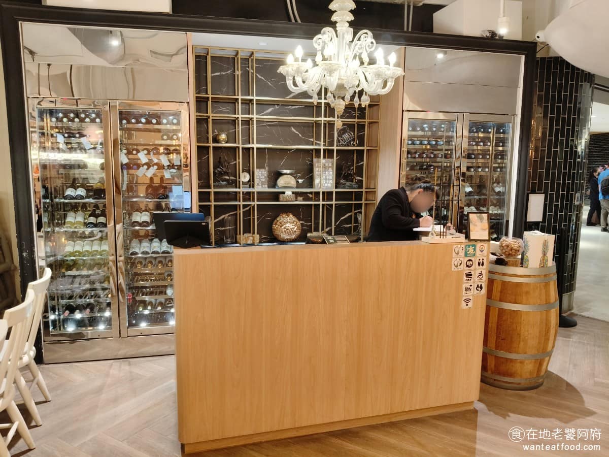 驢子餐廳 L'IDIOT GRILL&PASTA 春大直店 春大直店菜單 春大直店推薦 中山區美食 餐廳主打自製義大利麵跟爐烤料理,用的是西班牙進口的 JOSPER 碳烤爐,是台灣第一家引入這種烤爐的餐廳,不插電與瓦斯,使用木炭進行密閉式高溫燻烤,能烤到外皮酥脆,內部保持多汁,所以這裡不管是烤牛排、烤豬排,還是烤麵包,都會帶一點炭烤的焦香味。 @在地老饕阿府