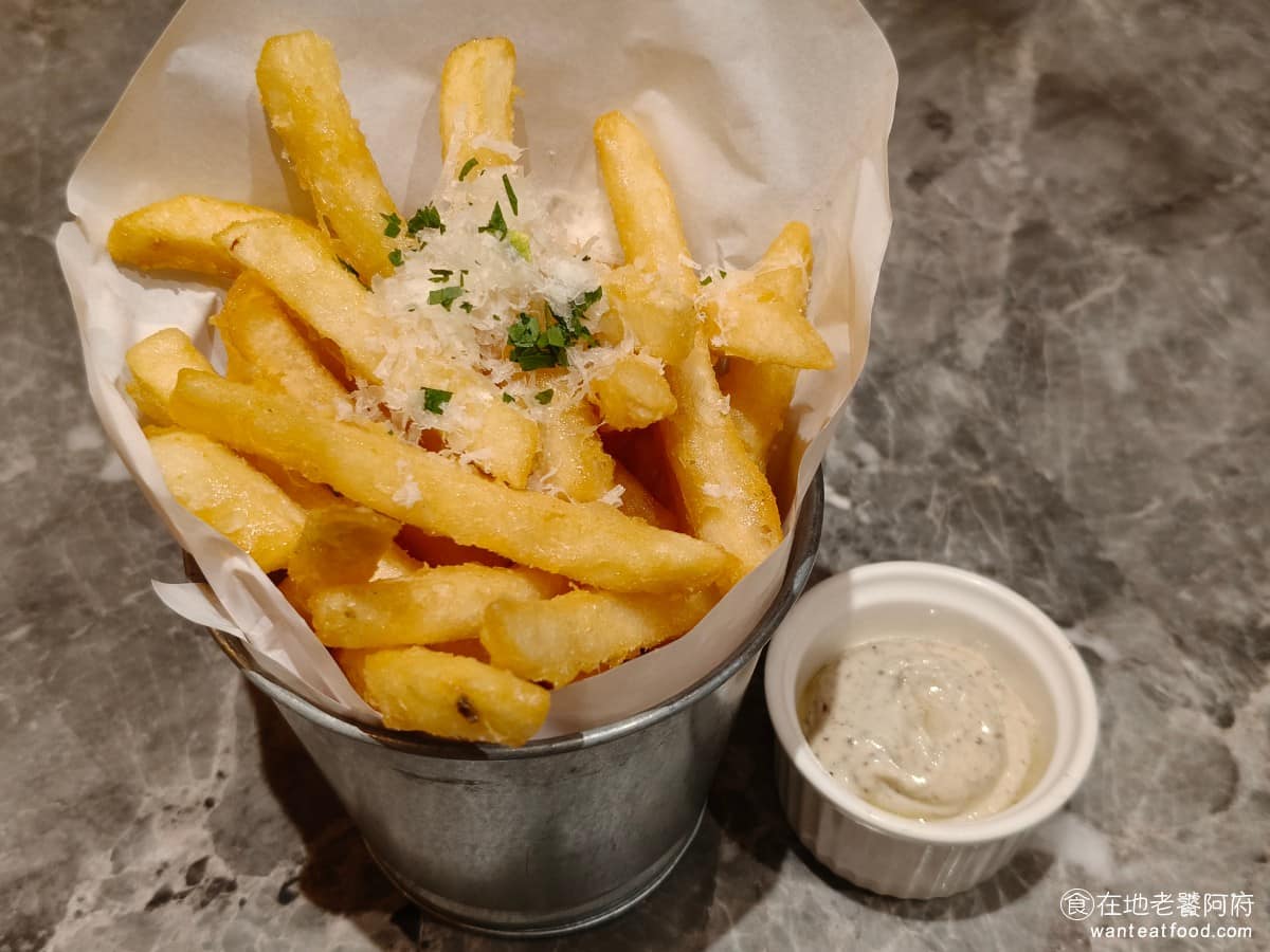 驢子餐廳 L'IDIOT GRILL&PASTA 春大直店 春大直店菜單 春大直店推薦 中山區美食 松露薯條 薯條炸得超級酥脆,裡面的馬鈴薯吃起來濕潤不乾,上面撒了起司粉增加香氣,即便放了一段時間,還能保持脆度。 @在地老饕阿府