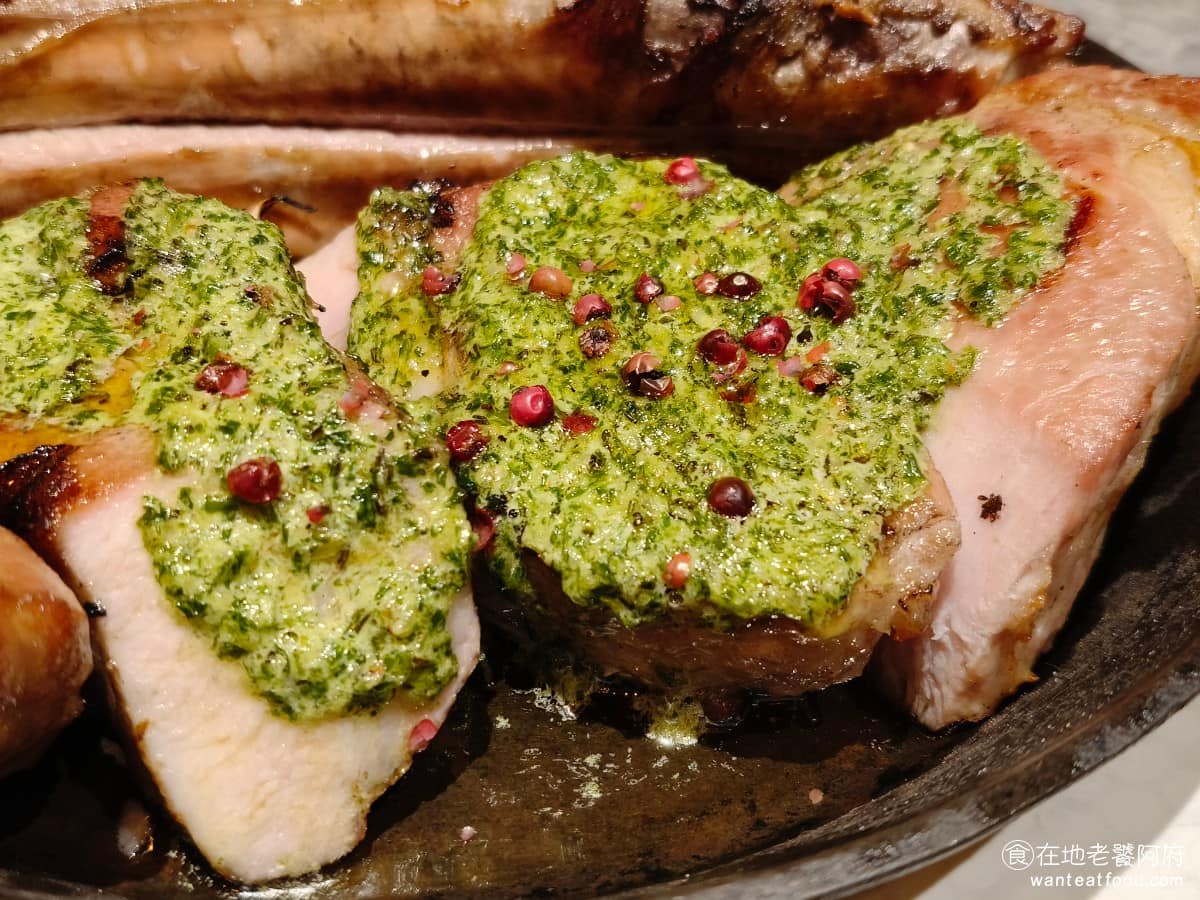 驢子餐廳 L'IDIOT GRILL&PASTA 春大直店 春大直店菜單 春大直店推薦 中山區美食 有豬肋排和豬排的部分,一次能吃到兩種肉質,豬排看起來很厚實,但吃起來比預期的軟嫩,內部豬肉切開也非常多汁,吃起來肉香味十足,靠近邊緣的部位烤得有香氣,搭配綠奶油醬吃,味道更豐盛。 @在地老饕阿府
