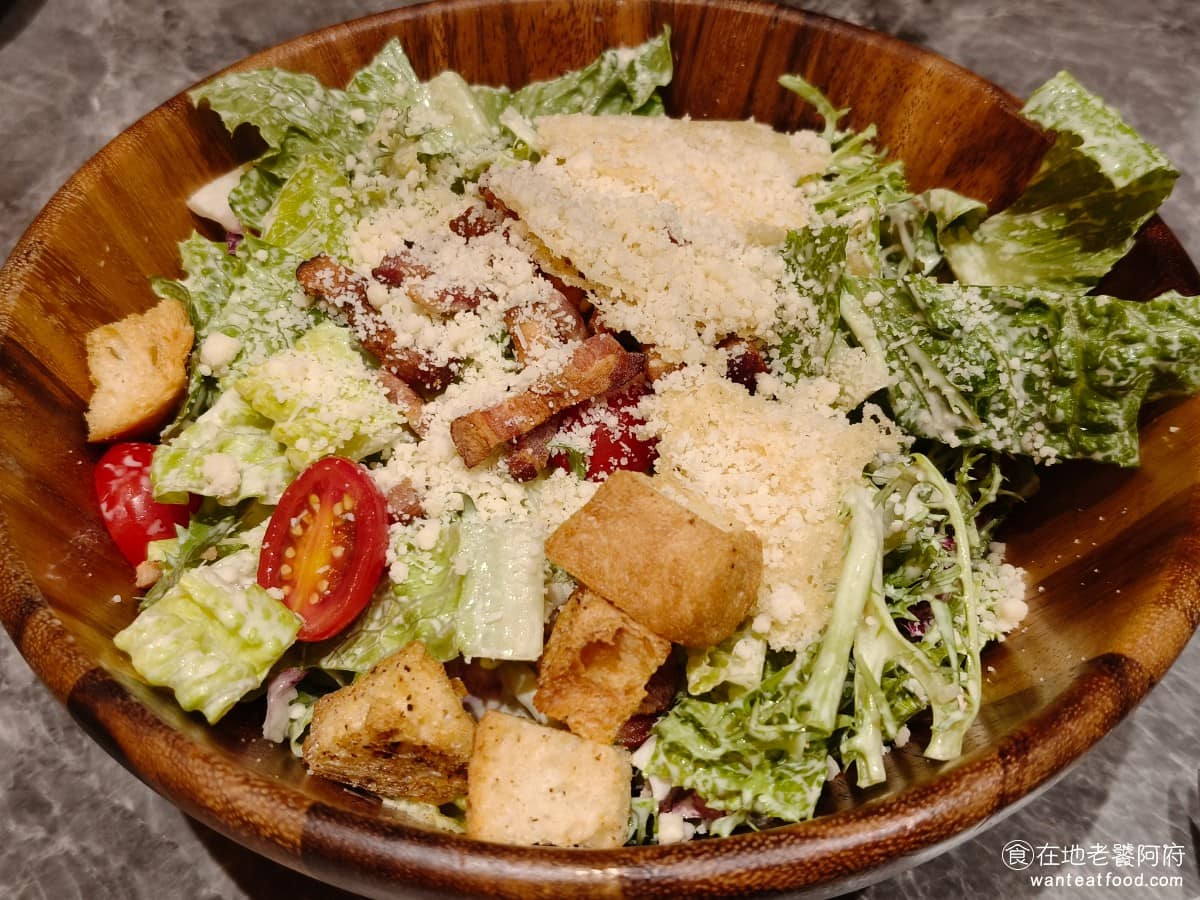 驢子餐廳 L'IDIOT GRILL&PASTA 春大直店 春大直店菜單 春大直店推薦 中山區美食 凱撒沙拉 份量很大,四個人吃剛剛好,裡面生菜種類也多,搭配麵包丁跟起司粉,醬料味道跟一般凱薩醬不太一樣,混入了非常多起司。 @在地老饕阿府