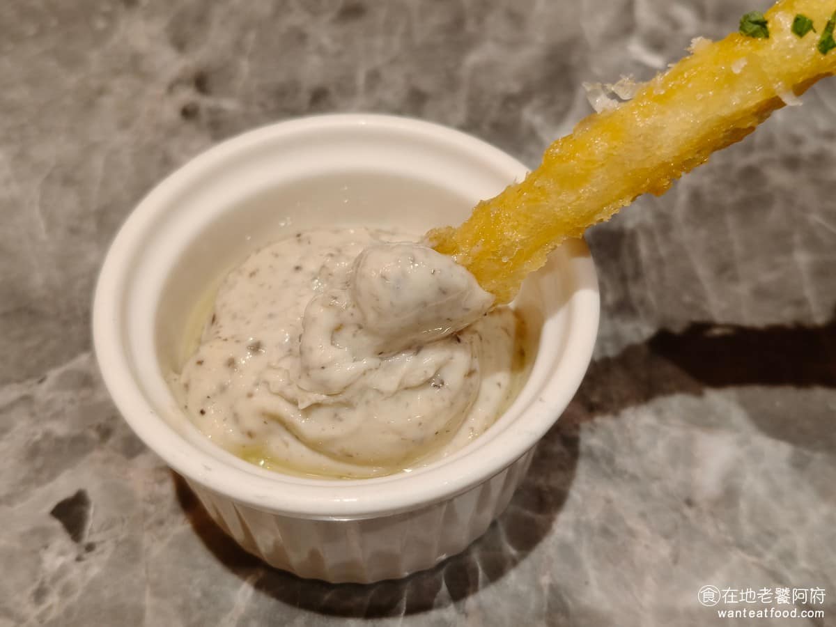 驢子餐廳 L'IDIOT GRILL&PASTA 春大直店 春大直店菜單 春大直店推薦 中山區美食 搭配的松露沾醬,松露味很濃郁,配起來也很好吃,就算不沾醬直接吃,也有淡淡的起司香氣,整體表現不錯。 @在地老饕阿府