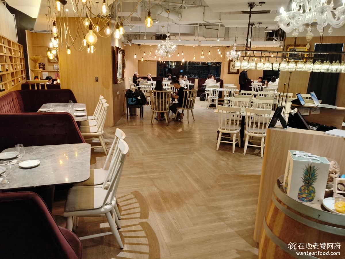 驢子餐廳 L'IDIOT GRILL&PASTA 春大直店 春大直店菜單 春大直店推薦 中山區美食 餐廳位在春大直三樓,入口不算大,甚至有點低調,店外沒有中文招牌,但只要看到門口那隻小驢子裝飾,就能一眼認出是這間店。 @在地老饕阿府