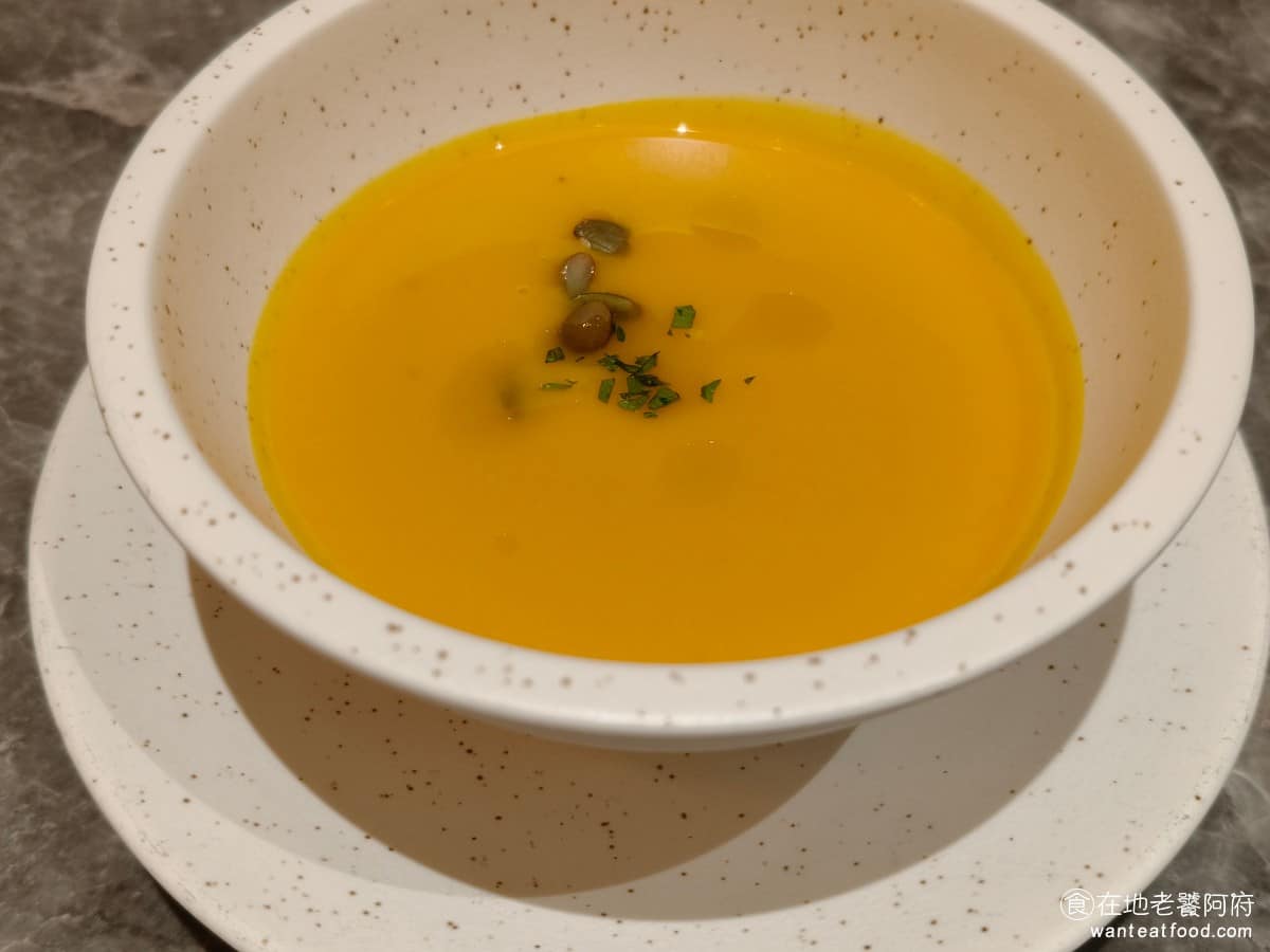 驢子餐廳 L'IDIOT GRILL&PASTA 春大直店 春大直店菜單 春大直店推薦 中山區美食 南瓜濃湯 湯裡沒什麼南瓜顆粒,湯頭很濃郁,喝起來也不會太鹹,口感細膩帶點自然的甜味,作為餐前的湯品剛剛好。 @在地老饕阿府