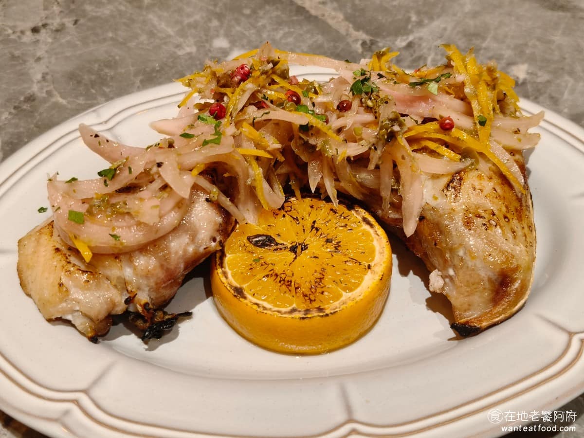 驢子餐廳 L'IDIOT GRILL&PASTA 春大直店 春大直店菜單 春大直店推薦 中山區美食 爐烤青魽下巴、橙香紅蔥酒醋汁 這是分享餐之外我們單點的品項,也是店裡的招牌菜之一。下巴外皮沒有烤得太焦,肉質新鮮、口感軟嫩。 @在地老饕阿府