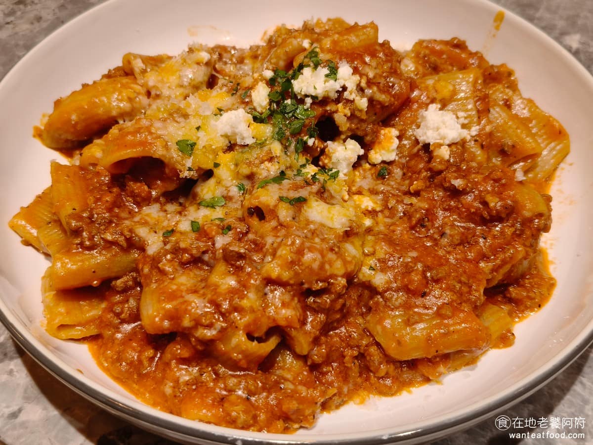 驢子餐廳 L'IDIOT GRILL&PASTA 春大直店 春大直店菜單 春大直店推薦 中山區美食 手工肉醬大水管麵 義大利麵是驢子餐廳的主打,肉醬經過長時間慢火熬煮,燉得相當入味,能吃得到番茄的酸香與肉香,起司粉也撒得很多,整體吃起來層次豐富。 @在地老饕阿府