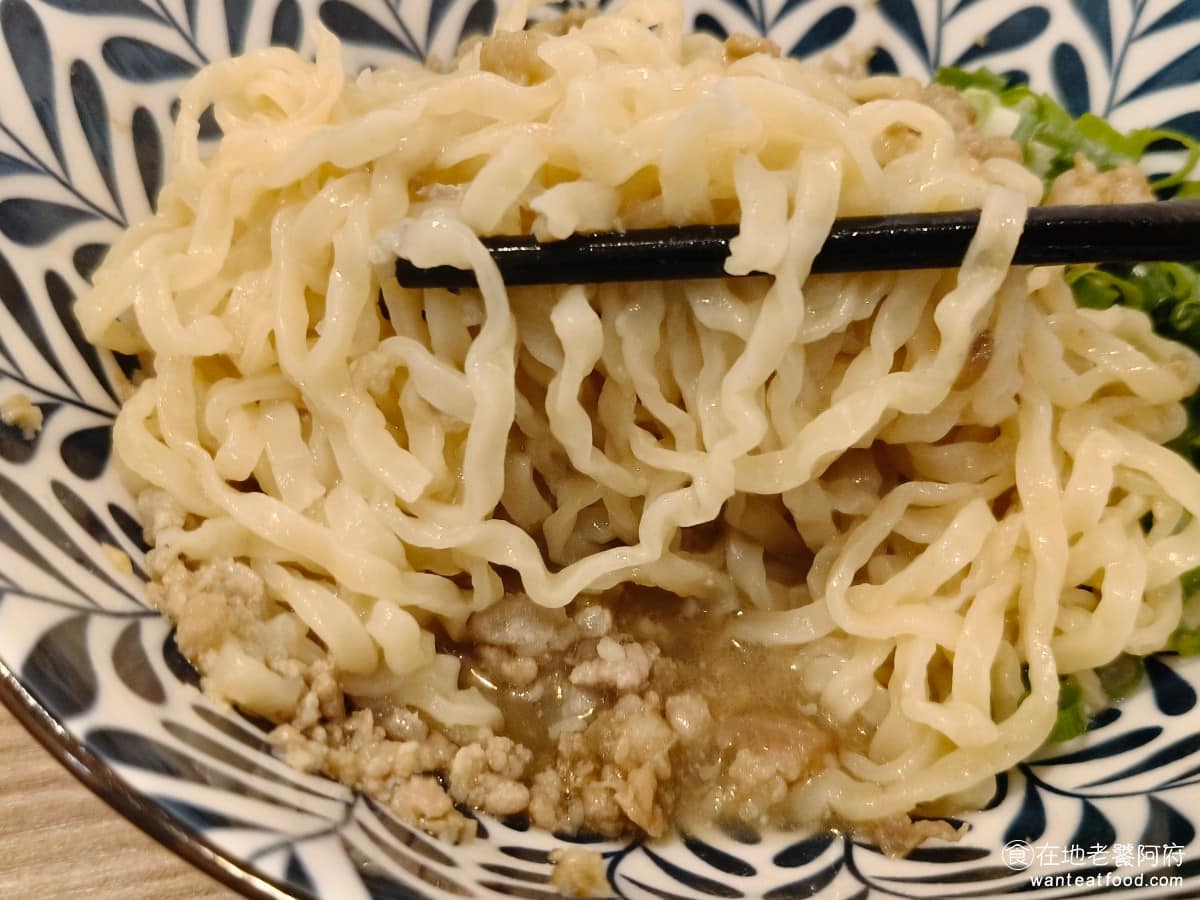 美麗排骨麵 美麗排骨麵菜單 美麗排骨麵推薦 信義區美食 信義美食 永春美食 排骨麵 台灣小吃 調味也偏清爽,肉燥也不油膩,底部積了不少醬汁,醬汁也不死鹹,整碗吃起來濕潤順口,不會吃到一半,麵條開始乾掉。味道比傳統肉燥乾麵清爽,個人整碗都吃完了,吃起來很舒服,還不錯。 @在地老饕阿府