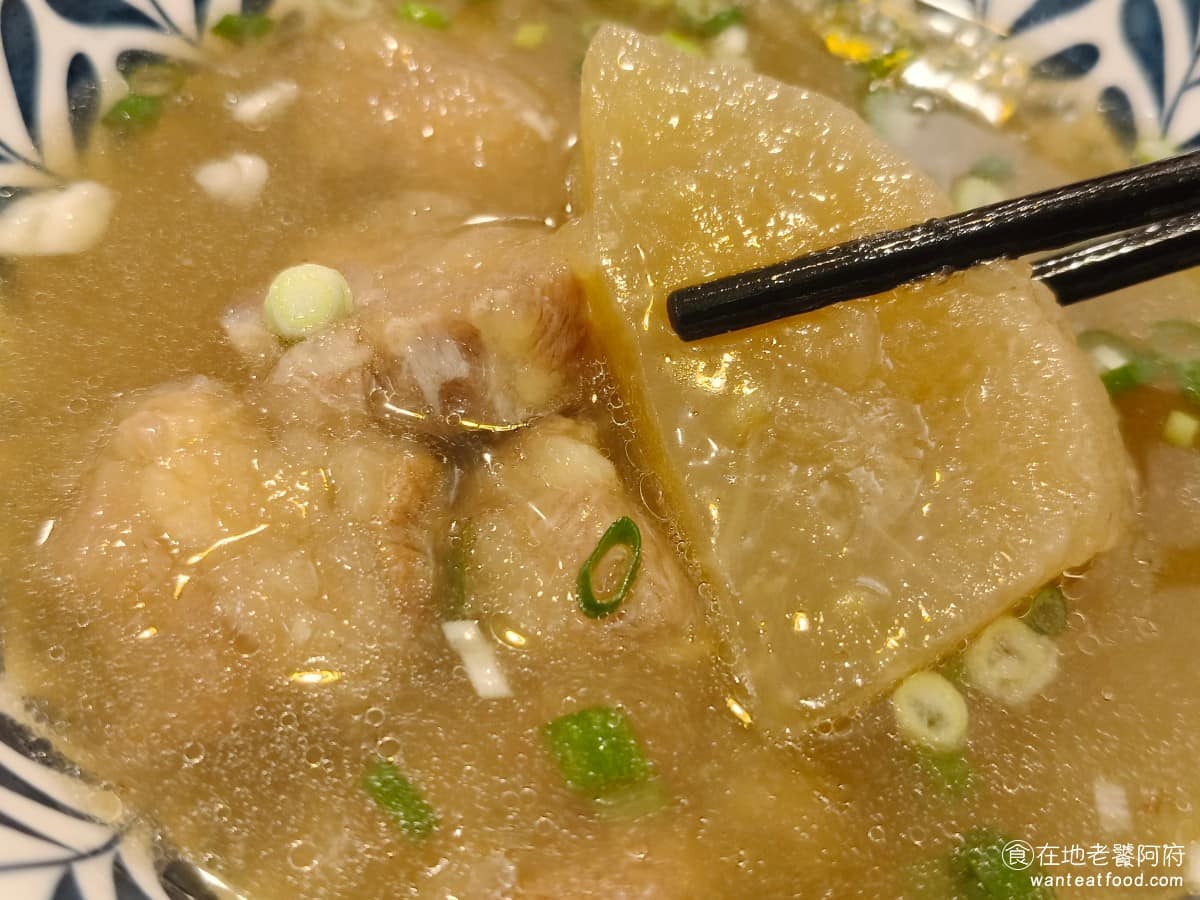 美麗排骨麵 美麗排骨麵菜單 美麗排骨麵推薦 信義區美食 信義美食 永春美食 排骨麵 台灣小吃 整碗喝起來比一般排骨湯更有層次,因為多了淡淡的苦味,接受苦味的人,會覺得比普通排骨湯更好喝。 @在地老饕阿府
