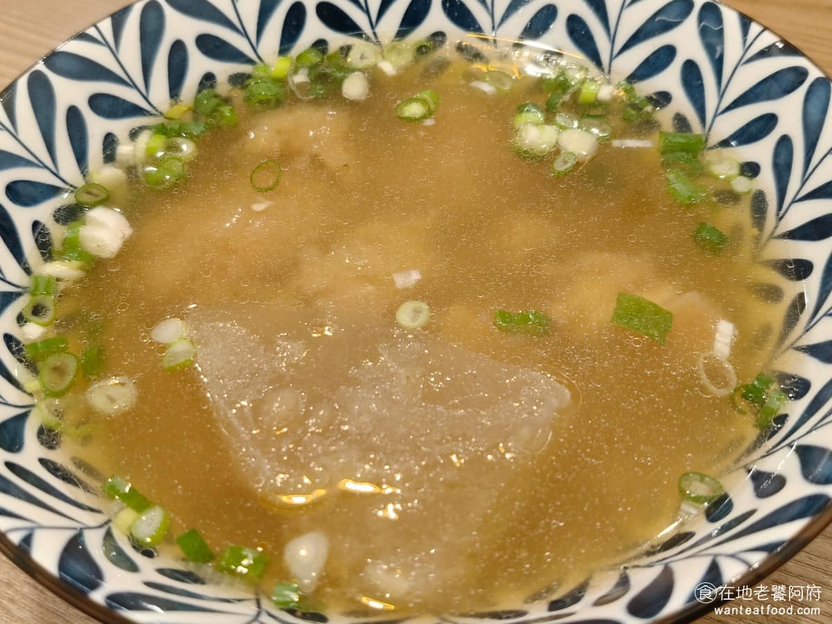 美麗排骨麵 美麗排骨麵菜單 美麗排骨麵推薦 信義區美食 信義美食 永春美食 排骨麵 台灣小吃 海風苦瓜排骨湯 湯底跟排骨湯是同一種,差別在於多煮了苦瓜進去,苦瓜燉得很入味,湯頭苦味很明顯,但幾乎看不到苦瓜在哪裡,圖中的那一塊是冬瓜。 @在地老饕阿府