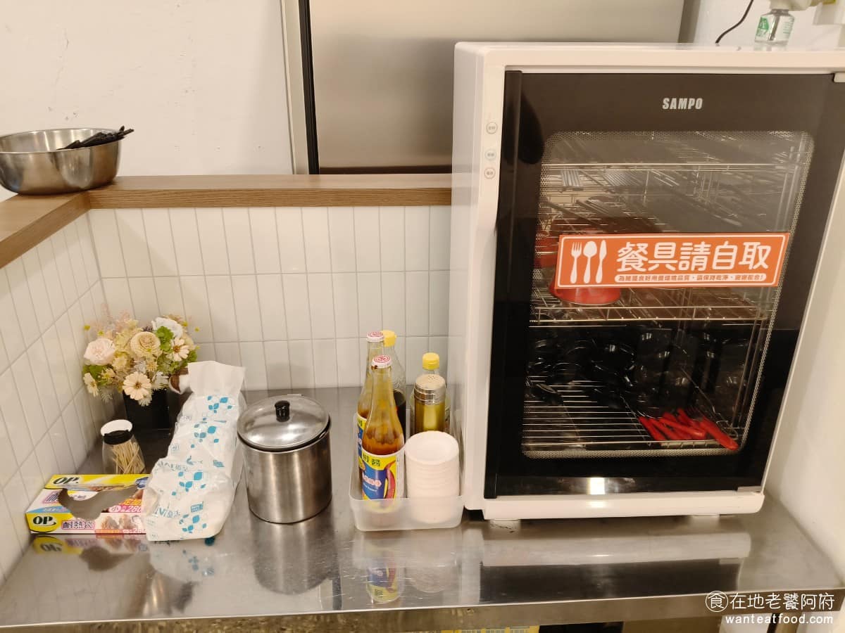 美麗排骨麵 美麗排骨麵菜單 美麗排骨麵推薦 信義區美食 信義美食 永春美食 排骨麵 台灣小吃 餐具自取區旁備有多款醬料,想吃重口味的,可以自行調整,有提供「台榮辣椒醬」,這是澎湖人常用的品牌,拿來加進乾麵或湯裡,味道會完全不同,跟台中的東泉辣椒醬,味道接近。 @在地老饕阿府