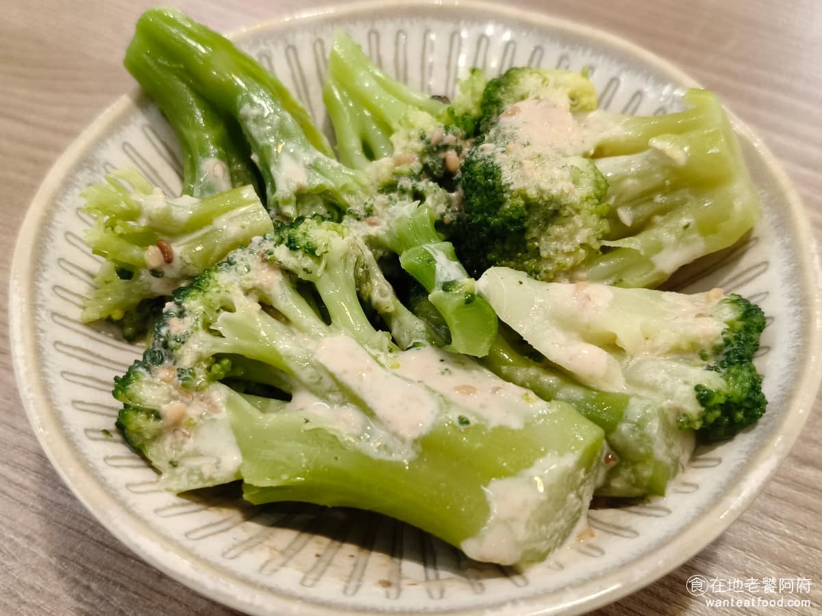 美麗排骨麵 美麗排骨麵菜單 美麗排骨麵推薦 信義區美食 信義美食 永春美食 排骨麵 台灣小吃 胡麻花椰菜 小菜裡清爽路線的選擇,除了魚皮和螺肉之外,這道是相對輕口味的,胡麻醬味道清淡,花椰菜脆脆的,吃起來很新鮮,不會過熟軟爛。 @在地老饕阿府