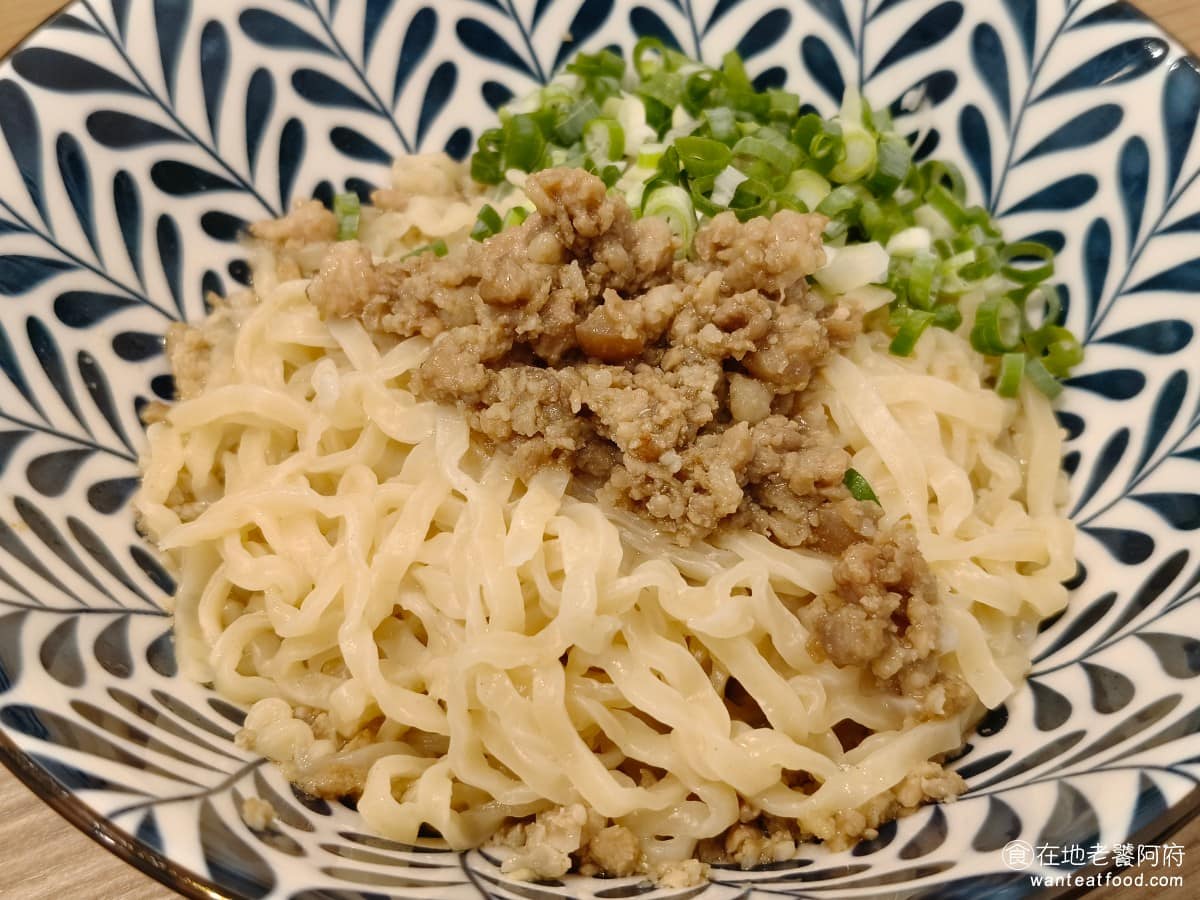 美麗排骨麵 美麗排骨麵菜單 美麗排骨麵推薦 信義區美食 信義美食 永春美食 排骨麵 台灣小吃 肉山乾麵 份量比一般小碗還要大,麵條給得很多,麵體紮實有嚼勁,不會軟爛口感紮實。上面鋪了一大堆肉燥,堆起來像座小山,「肉山」這個名字,就是這樣來的。。 @在地老饕阿府