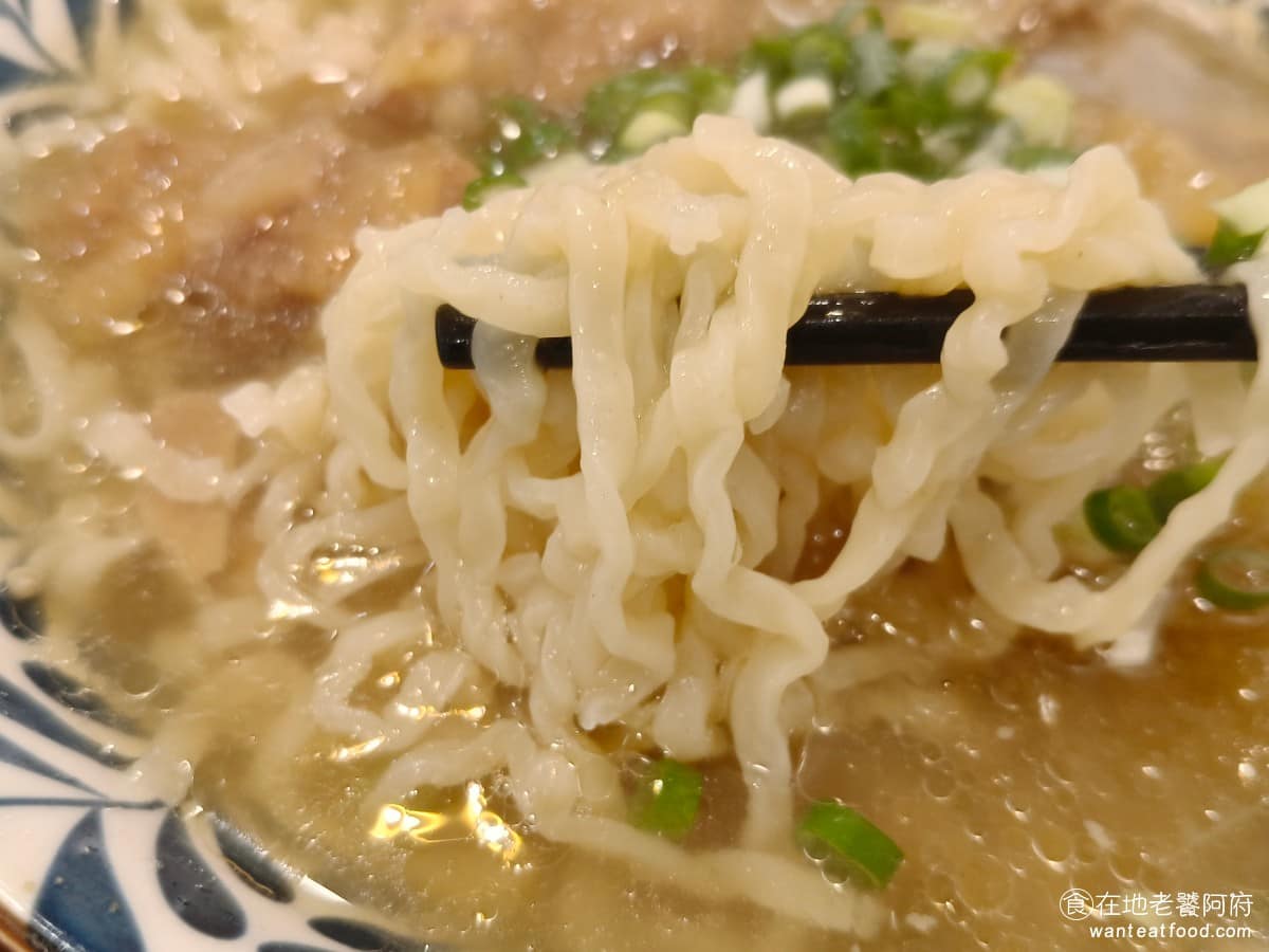 美麗排骨麵 美麗排骨麵菜單 美麗排骨麵推薦 信義區美食 信義美食 永春美食 排骨麵 台灣小吃 湯頭比傳統台式排骨酥湯清爽很多,完全不油膩,加了大量的蔥,蔥香貫穿整碗,整體調味不重,是那種可以輕鬆把湯全部喝完的清爽型,不會喝到一半覺得膩。 @在地老饕阿府