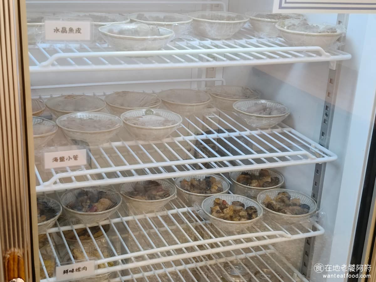 美麗排骨麵 美麗排骨麵菜單 美麗排骨麵推薦 信義區美食 信義美食 永春美食 排骨麵 台灣小吃 小菜統一50 元,品項有水晶魚皮、海鹽小管、椒香豆干魚、脆嫩箭筍(微辣)、鮮味螺肉,胡麻豆花椰菜是40元,都是以澎湖直送的食材為主。 @在地老饕阿府