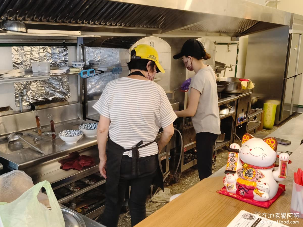 美麗排骨麵 美麗排骨麵菜單 美麗排骨麵推薦 信義區美食 信義美食 永春美食 排骨麵 台灣小吃 一間低調的店,長年累積名氣,後來逐漸被外地遊客報導,成為澎湖旅遊的早餐推薦,但原本的澎湖店突然宣布停業,讓不少老客人失望。後來第二代接手後,決定在台北重新出發,以《美麗排骨麵》為品牌名稱,於 2025 年在信義區正式開業,把澎湖老店的做法和食材直接搬過來,讓老品牌在台北延續下去。 @在地老饕阿府