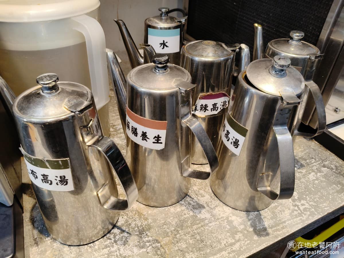 小蒙牛涮精緻鍋物三創店 小蒙牛涮精緻鍋物三創店菜單 小蒙牛涮精緻鍋物三創店推薦 中正區美食 這裡的湯都是自助加,雖然要自己加比較麻煩,但加多加少,都能自己決定也是好處。 @在地老饕阿府
