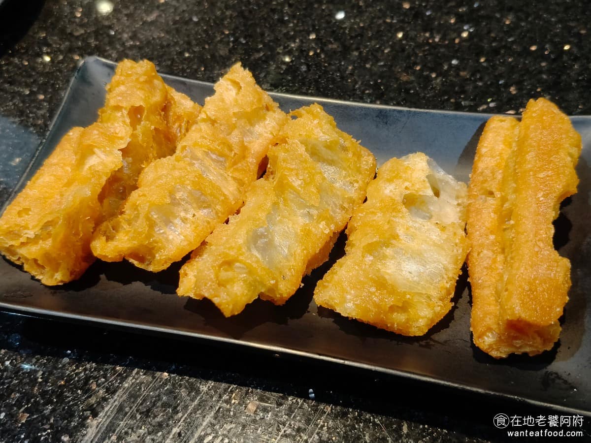 小蒙牛涮精緻鍋物三創店 小蒙牛涮精緻鍋物三創店菜單 小蒙牛涮精緻鍋物三創店推薦 中正區美食 油條 因為沒有自助吧,所以這是直接加點的品項,簡單煮一下就能吃。 @在地老饕阿府