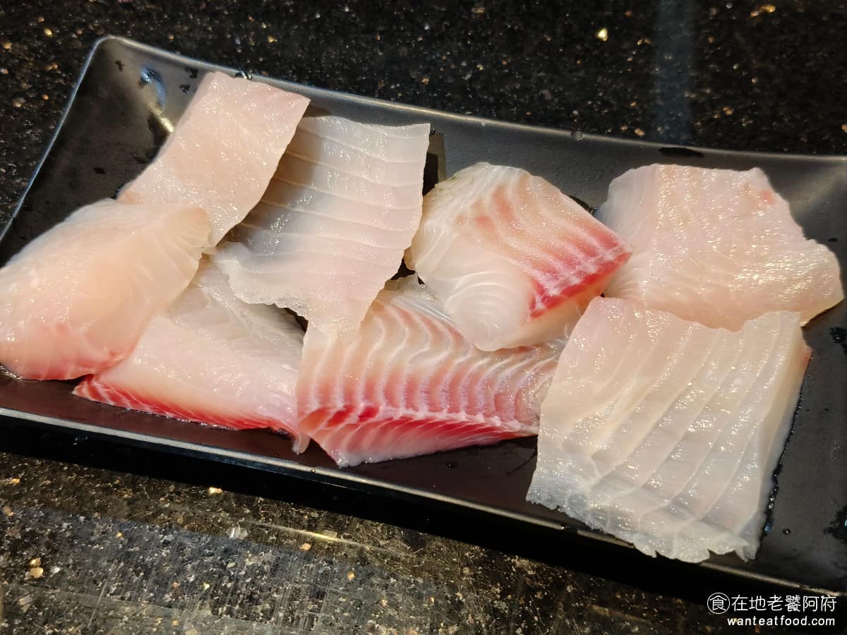 小蒙牛涮精緻鍋物三創店 小蒙牛涮精緻鍋物三創店菜單 小蒙牛涮精緻鍋物三創店推薦 中正區美食 鯛魚片 這裡的魚片,煮過之後不會直接碎掉,從這點就能看得出來,魚片算是很新鮮的。 @在地老饕阿府