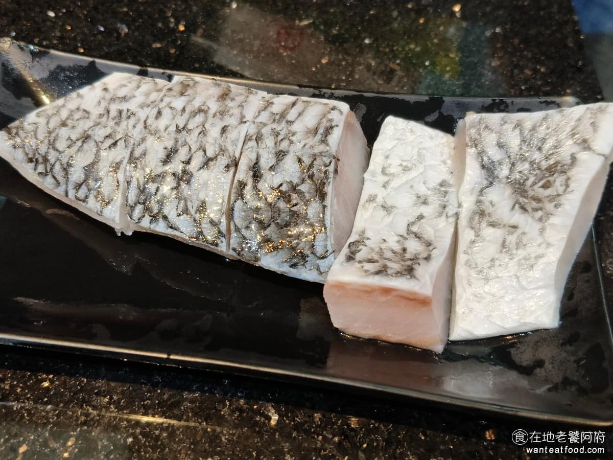 小蒙牛涮精緻鍋物三創店 小蒙牛涮精緻鍋物三創店菜單 小蒙牛涮精緻鍋物三創店推薦 中正區美食 鱸魚片 鱸魚和鯛魚一樣,吃起來非常的新鮮,肉質偏軟,不會太乾澀。 @在地老饕阿府
