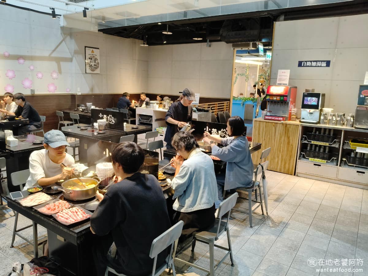 小蒙牛涮精緻鍋物三創店 小蒙牛涮精緻鍋物三創店菜單 小蒙牛涮精緻鍋物三創店推薦 中正區美食 座位數不算少,不過用餐尖峰時段,人潮還是不少,容易客滿好在空間規劃還算寬敞,座位之間的間距,不會太擁擠。 @在地老饕阿府