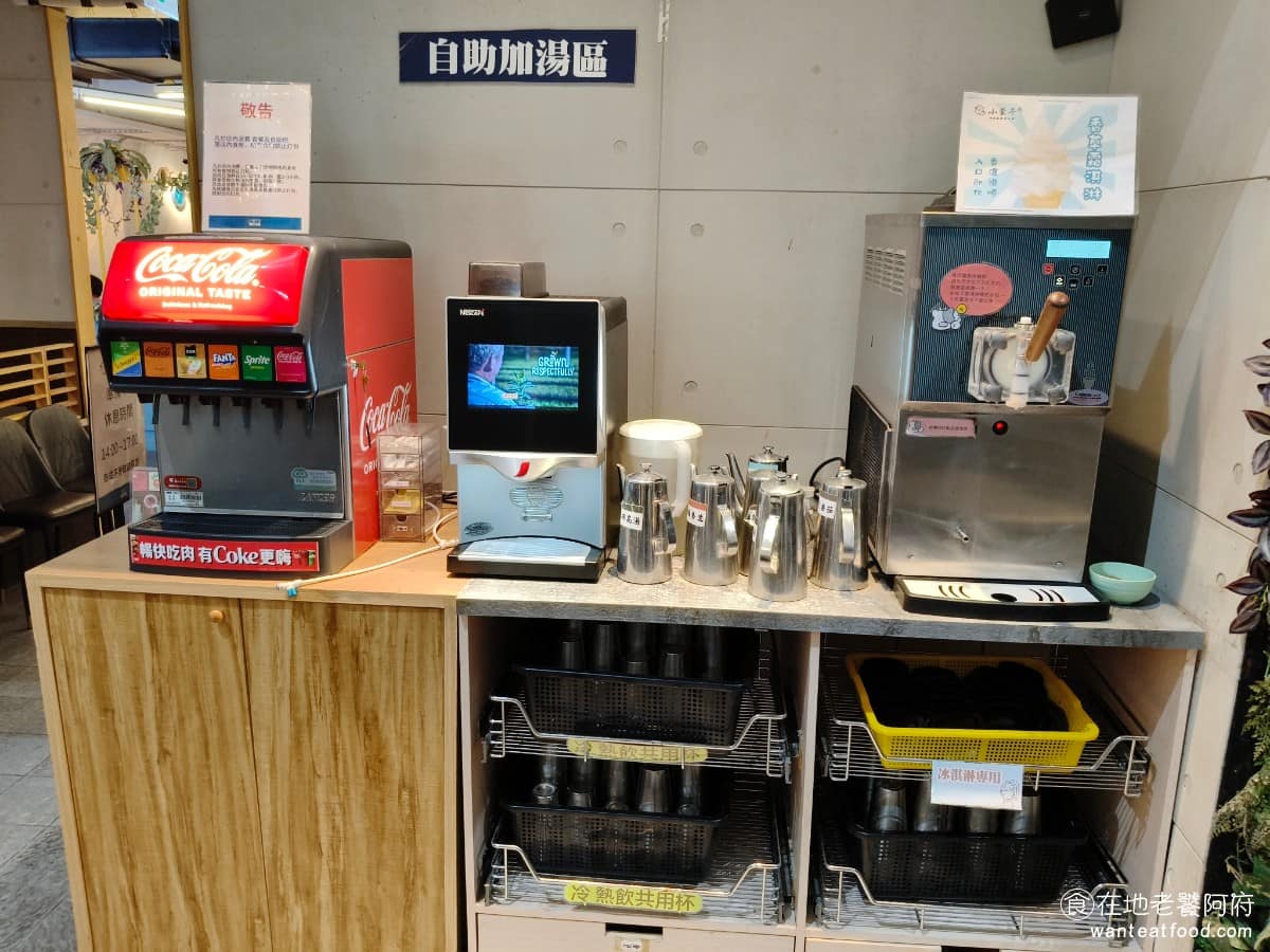 小蒙牛涮精緻鍋物三創店 小蒙牛涮精緻鍋物三創店菜單 小蒙牛涮精緻鍋物三創店推薦 中正區美食 自助吧 種類不算多,只有自助的飲料、冰淇淋、自助加湯、自助的滷肉飯、白飯,以及醬料。 @在地老饕阿府