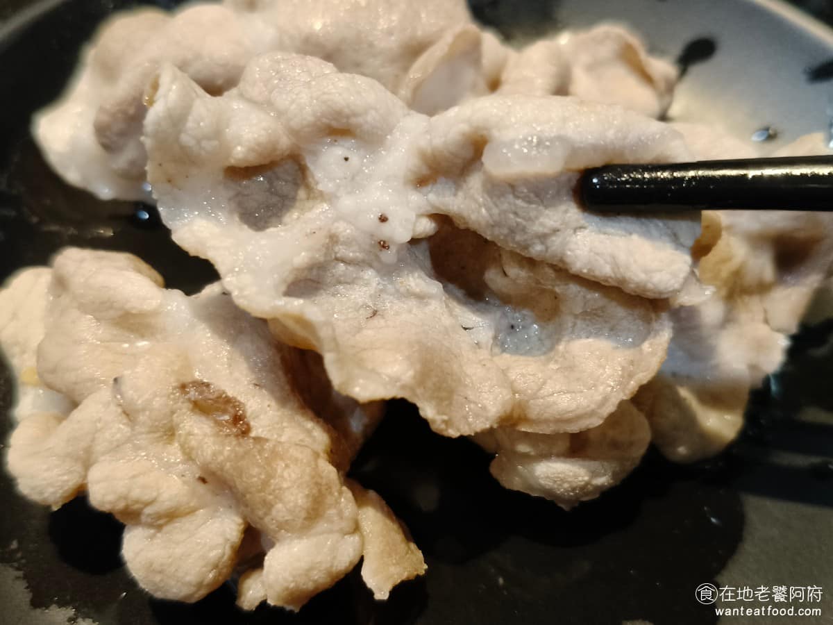 小蒙牛涮精緻鍋物三創店 小蒙牛涮精緻鍋物三創店菜單 小蒙牛涮精緻鍋物三創店推薦 中正區美食 怕吃硬肉的人,在這裡不一定要點豬五花,因為這裡的豬梅花,就已經夠軟了,搭配胡麻醬,味道還不錯。 @在地老饕阿府