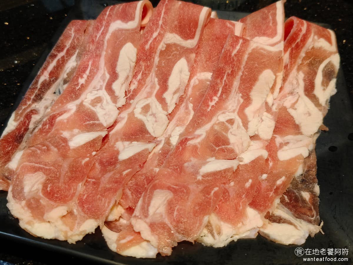 小蒙牛涮精緻鍋物三創店 小蒙牛涮精緻鍋物三創店菜單 小蒙牛涮精緻鍋物三創店推薦 中正區美食 羊肉片 某些火鍋店都沒有羊肉片,這裡有羊肉,還不錯吃,吃起來沒有太重的羊騷味,而且肉質的品質也不錯。 @在地老饕阿府
