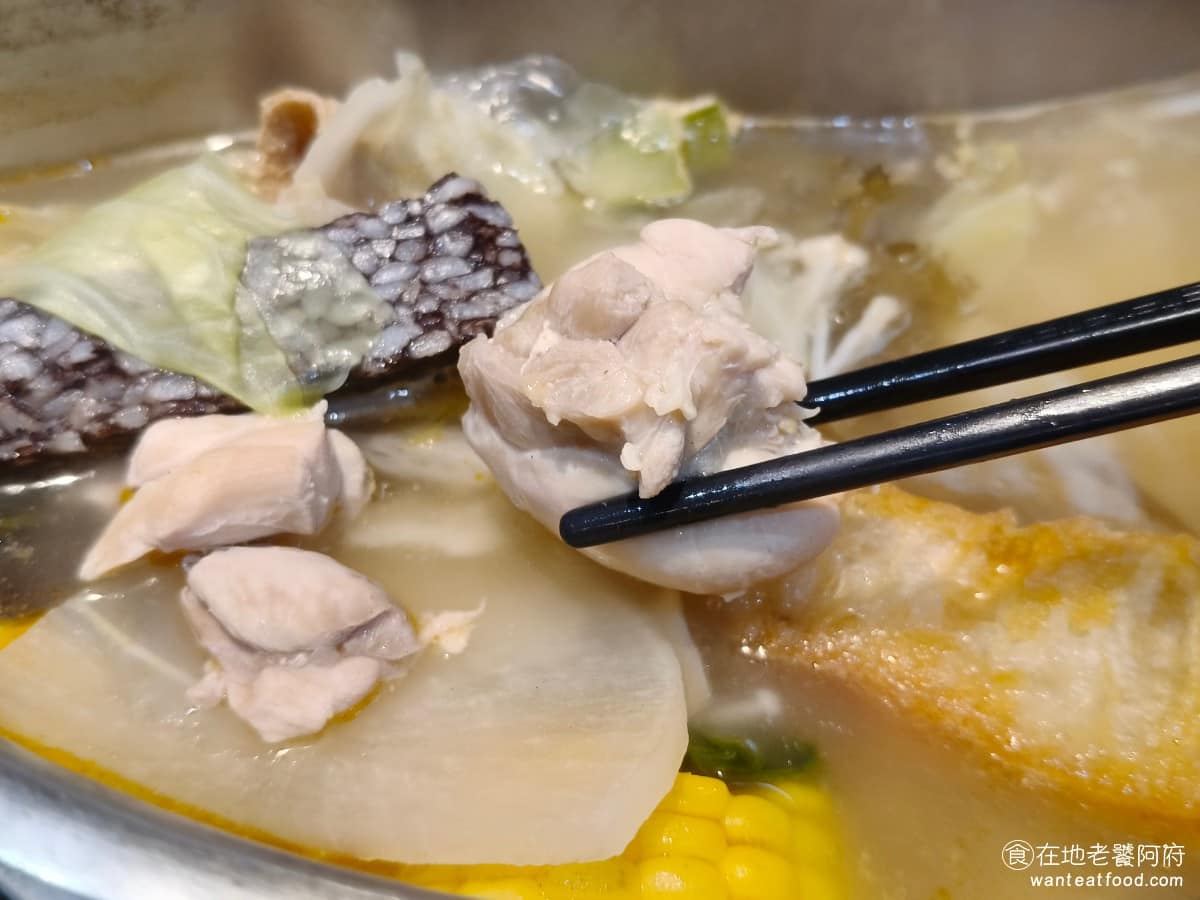 小蒙牛涮精緻鍋物三創店 小蒙牛涮精緻鍋物三創店菜單 小蒙牛涮精緻鍋物三創店推薦 中正區美食 因為這裡的雞腿肉都切得非常大塊,所以要煮的時間會比較久,但如果煮太久,口感就會變得特別硬,有點兩難。 @在地老饕阿府
