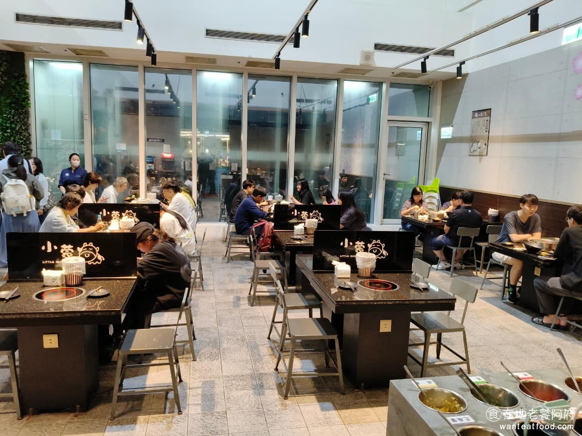 小蒙牛涮精緻鍋物三創店 小蒙牛涮精緻鍋物三創店菜單 小蒙牛涮精緻鍋物三創店推薦 中正區美食 《小蒙牛涮精緻鍋物 三創店》位在9樓,整體採光明亮,加上大片落地窗,坐在窗邊可以看到忠孝新生站周邊的高樓街景,用餐氣氛比一般火鍋店來得舒服一些。 @在地老饕阿府