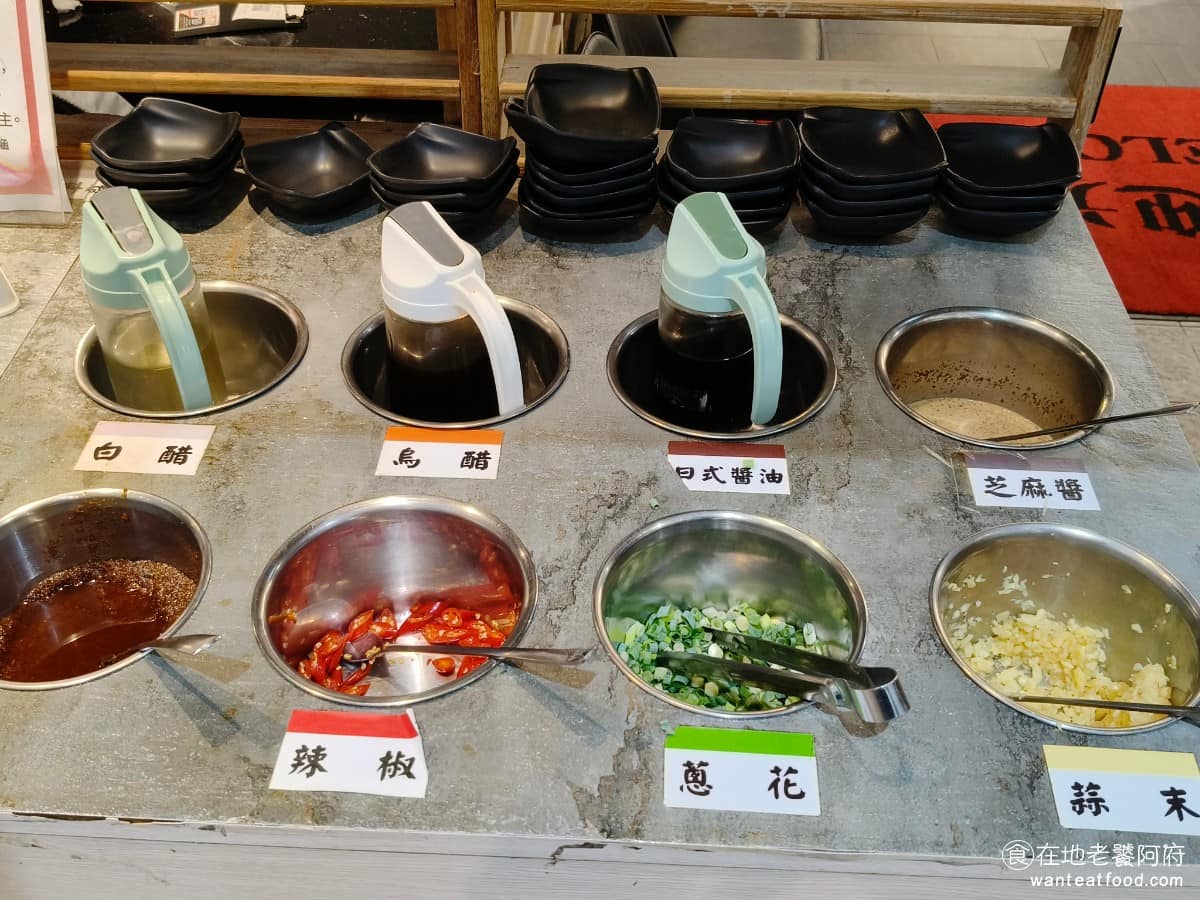 小蒙牛涮精緻鍋物三創店 小蒙牛涮精緻鍋物三創店菜單 小蒙牛涮精緻鍋物三創店推薦 中正區美食 醬料區 有芝麻醬、日式醬油、烏醋、白醋、蒜末、蔥花、辣椒和沙茶醬,只限店內使用,禁止打包。 @在地老饕阿府