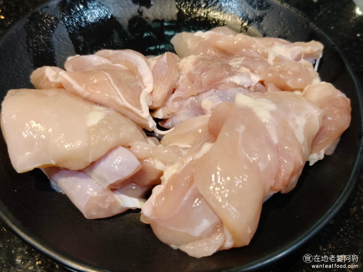 小蒙牛涮精緻鍋物三創店 小蒙牛涮精緻鍋物三創店菜單 小蒙牛涮精緻鍋物三創店推薦 中正區美食 雞腿肉 雞腿肉份量給得蠻多的,吃起來也非常新鮮、肉質軟嫩,一個人吃完就超級飽足。 @在地老饕阿府