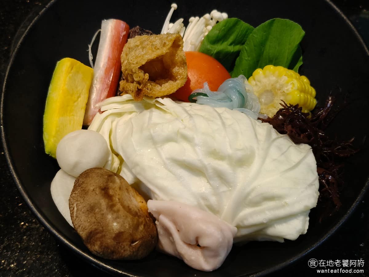 小蒙牛涮精緻鍋物三創店 小蒙牛涮精緻鍋物三創店菜單 小蒙牛涮精緻鍋物三創店推薦 中正區美食 菜盤 有高麗菜、金針菇、青江菜、玉米、豆皮、蟹肉棒、香菇、番茄、肉丸、魚餃、蛋餃、燕餃,種類還算是豐富。 @在地老饕阿府