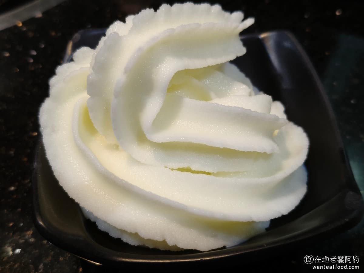 小蒙牛涮精緻鍋物三創店 小蒙牛涮精緻鍋物三創店菜單 小蒙牛涮精緻鍋物三創店推薦 中正區美食 霜淇淋 口味是牛奶的,吃起來奶香味比較淡,牛奶味也明顯不足,濃度不太夠,算是很弱的冰淇淋。 @在地老饕阿府