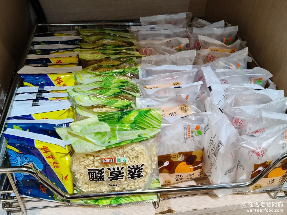 小蒙牛涮精緻鍋物三創店 小蒙牛涮精緻鍋物三創店菜單 小蒙牛涮精緻鍋物三創店推薦 中正區美食 麵食也是可以無限續用的,有蒸煮麵、科學麵和寬粉絲。 @在地老饕阿府
