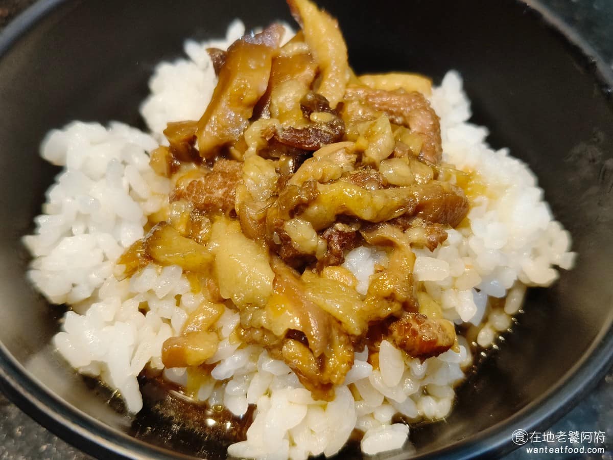小蒙牛涮精緻鍋物三創店 小蒙牛涮精緻鍋物三創店菜單 小蒙牛涮精緻鍋物三創店推薦 中正區美食 滷肉飯 原本不期待,但吃了一口後,發現滷肉飯味道還不錯,肥肉比例較高,但瘦肉也吃得到,調味不會太鹹,吃起來也不會太油膩,算是非常好吃下飯。 @在地老饕阿府