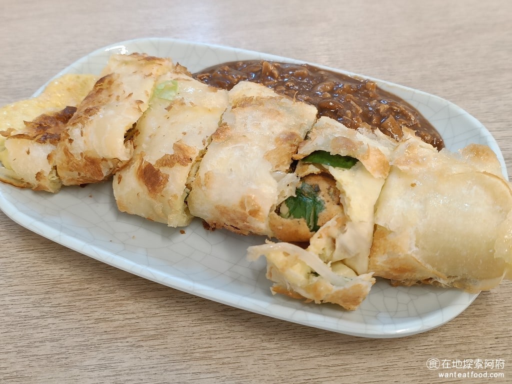 秦小姐豆漿 信義店 信義區美食 市政府美食 台灣小吃 蔬菜蛋餅 他的蛋餅外皮酥脆，份量也非常多，蔬菜蛋餅的價格是 50 元，CP值也很高，只是蛋餅的餅皮吃起來沒有什麼特別的味道，而且感覺比較乾。 @在地老饕阿府