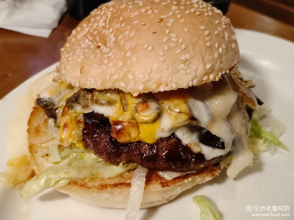 Texas Roadhouse 德州鮮切牛排民生店 德州鮮切牛排民生店菜單 之前我們在其他間德州鮮切,點過漢堡,漢堡肉很硬,但《Texas Roadhouse 德州鮮切牛排 民生店》漢堡肉完全不會硬,沒想到不同店味道會完全不一樣,而且醬汁加了很多,吃起來非常濕潤,是推薦點的品項之一。 @在地老饕阿府