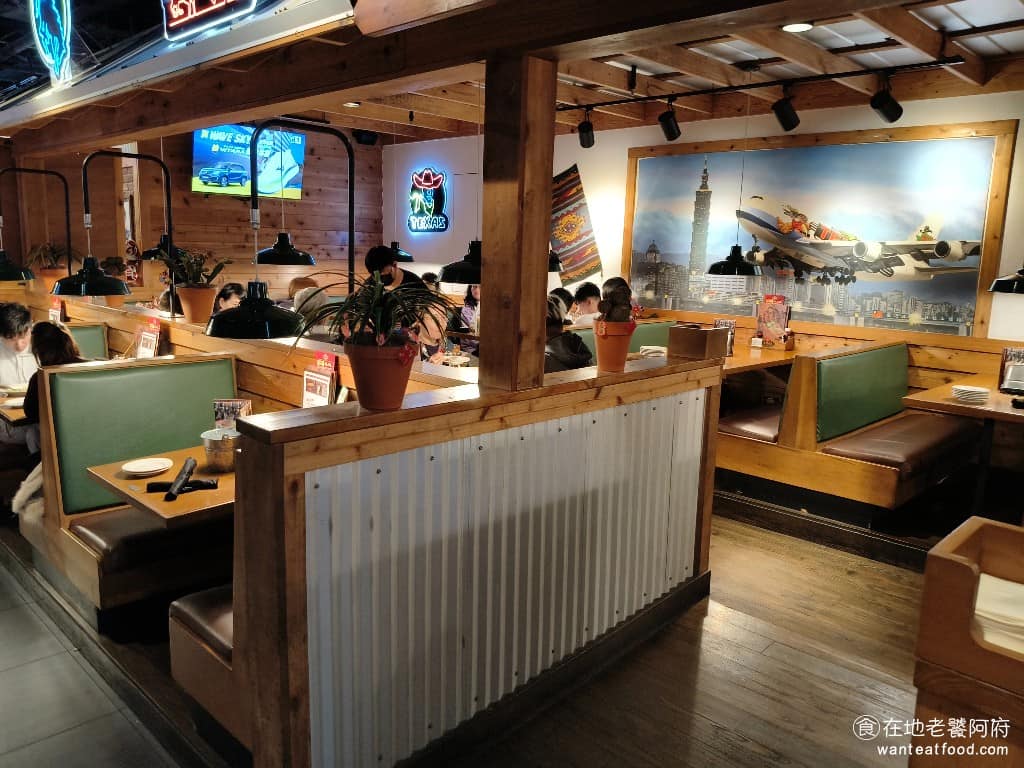 Texas Roadhouse 德州鮮切牛排民生店 德州鮮切牛排民生店菜單 主要座位以沙發式小包廂為主,適合兩人或小型聚會,保有一點對話的私密感。長桌區則適合多人聚餐使用,餐廳也備有兒童高腳椅,對親子也友善。 @在地老饕阿府