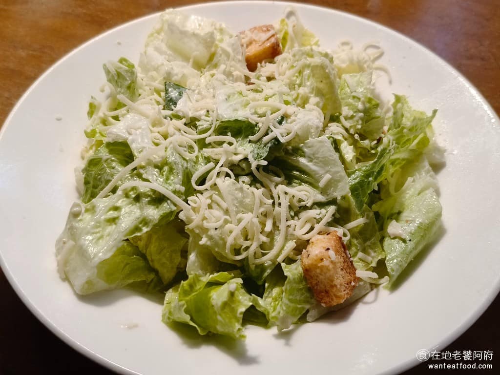 Texas Roadhouse 德州鮮切牛排民生店 德州鮮切牛排民生店菜單 凱薩沙拉 生菜新鮮口感清脆,沙拉醬的份量不多,整體吃起來偏清淡,喜歡醬汁豐富的人可以請店員多加醬。 @在地老饕阿府