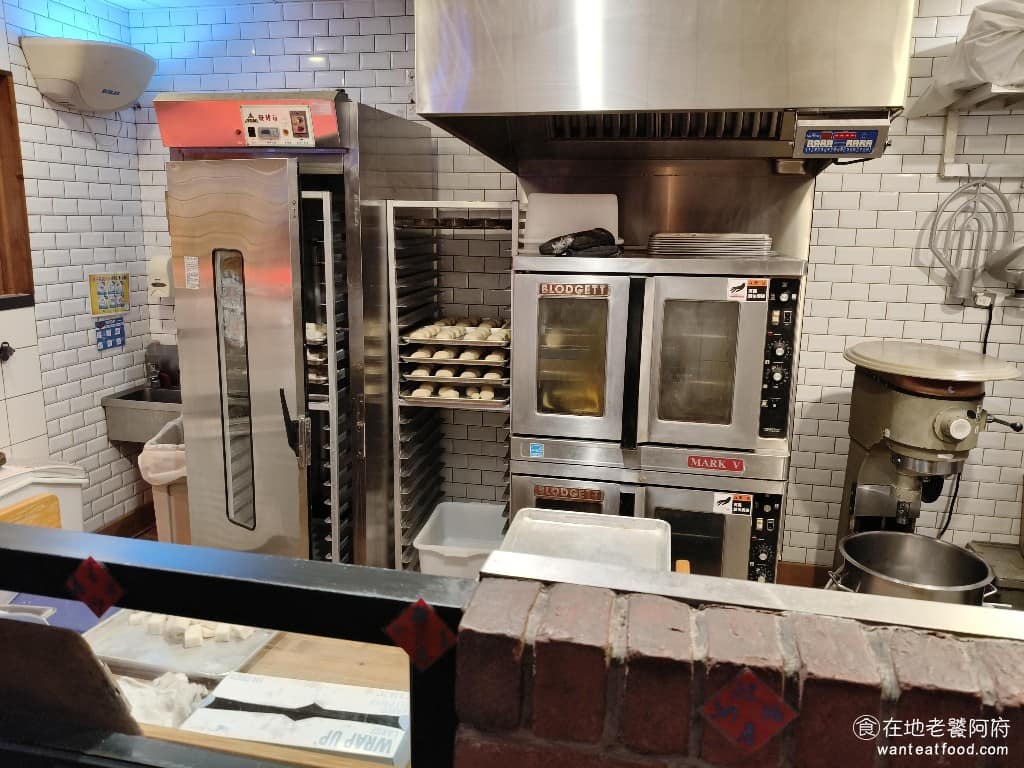 Texas Roadhouse 德州鮮切牛排民生店 德州鮮切牛排民生店菜單 台灣首間分店於 2014 年,在台北信義區微風松高三樓開幕,是台灣第一個 Texas Roadhouse 的據點。這間民生店也是開業多年的老店,長期維持穩定的食材品質與服務水準,是許多老顧客,連續回訪的愛店。 @在地老饕阿府