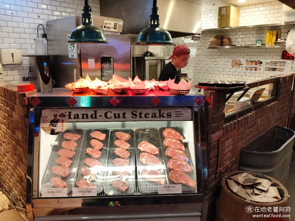 Texas Roadhouse 德州鮮切牛排民生店 德州鮮切牛排民生店菜單 餐廳堅持每日手工現切牛肉,不使用預切包裝肉品,並維持傳統的美式服務風格,讓用餐體驗貼近美國創始店的樣貌。 @在地老饕阿府