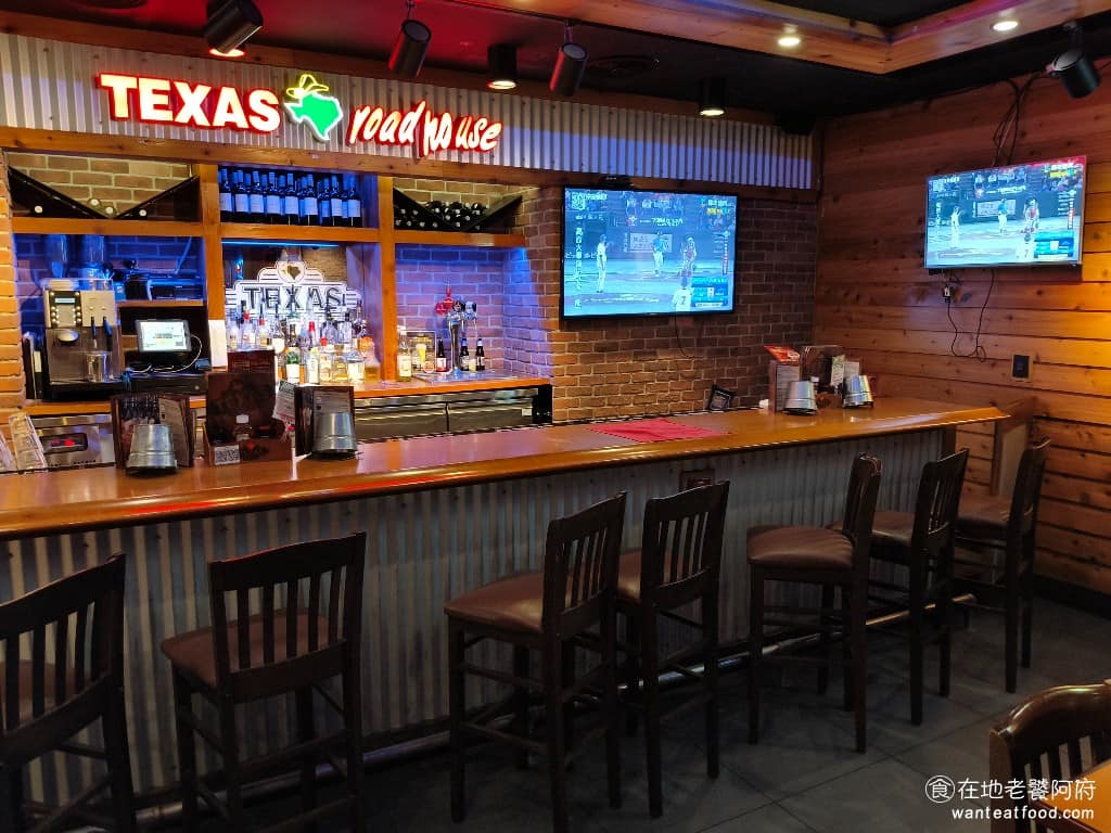 Texas Roadhouse 德州鮮切牛排民生店 德州鮮切牛排民生店菜單 多台電視同步轉播體育賽事,讓等餐時間,不無聊也讓喜歡看球的朋友,更有氣氛。 @在地老饕阿府