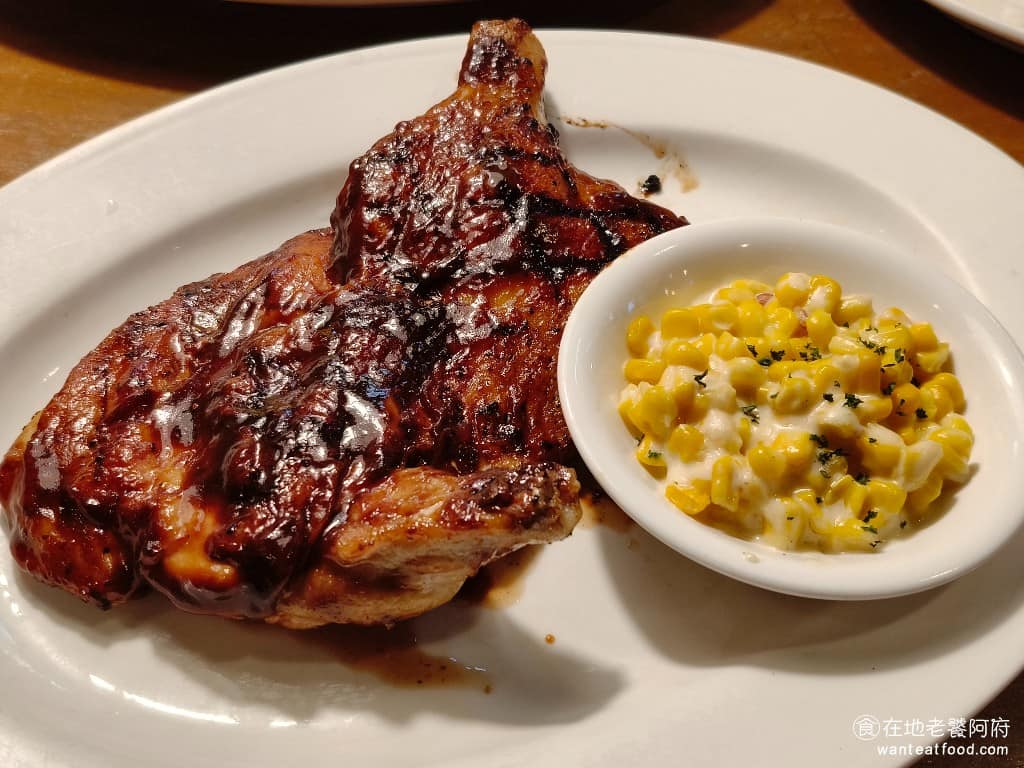 Texas Roadhouse 德州鮮切牛排民生店 德州鮮切牛排民生店菜單 烤磚瓦半雞 雞腿皮以 BBQ 醬調味,醬汁加得不少,吃起來非常有味道,皮的部分香氣足。 @在地老饕阿府