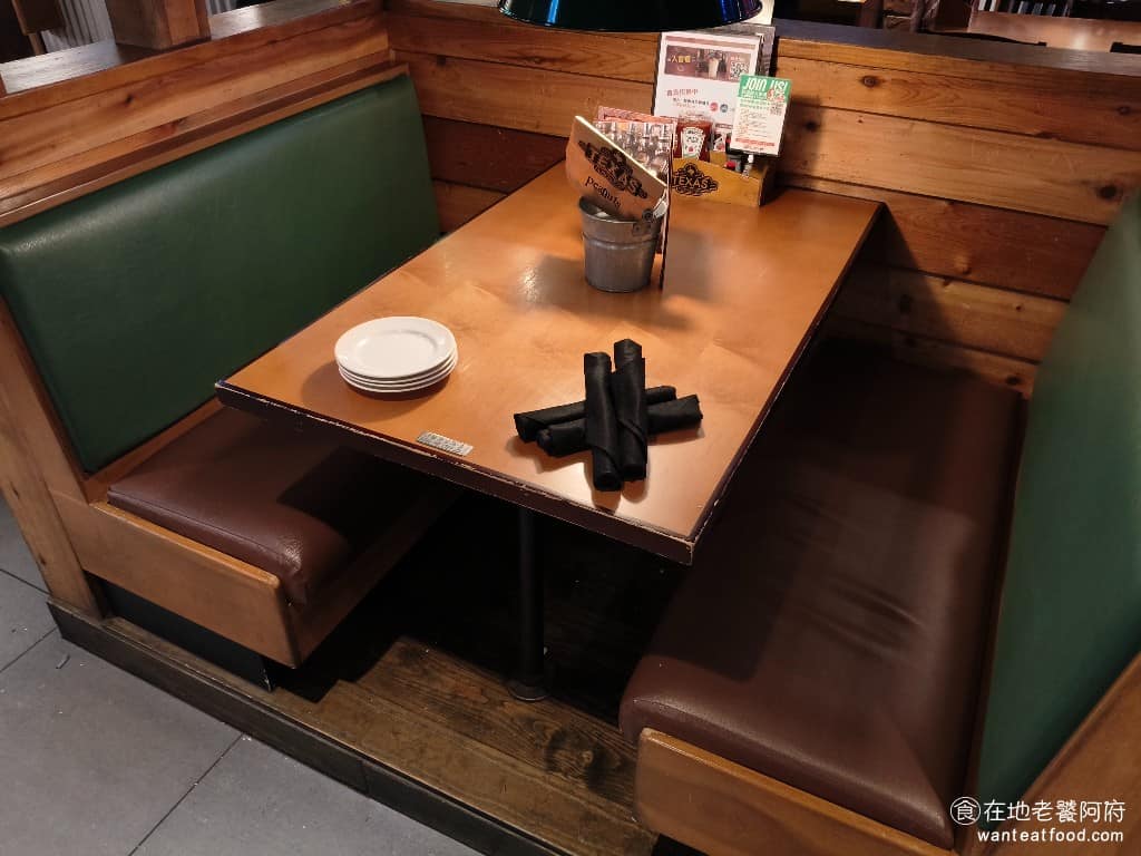 Texas Roadhouse 德州鮮切牛排民生店 德州鮮切牛排民生店菜單 入座後桌上就會先放一包花生,等餐時可以邊剝邊吃。 @在地老饕阿府