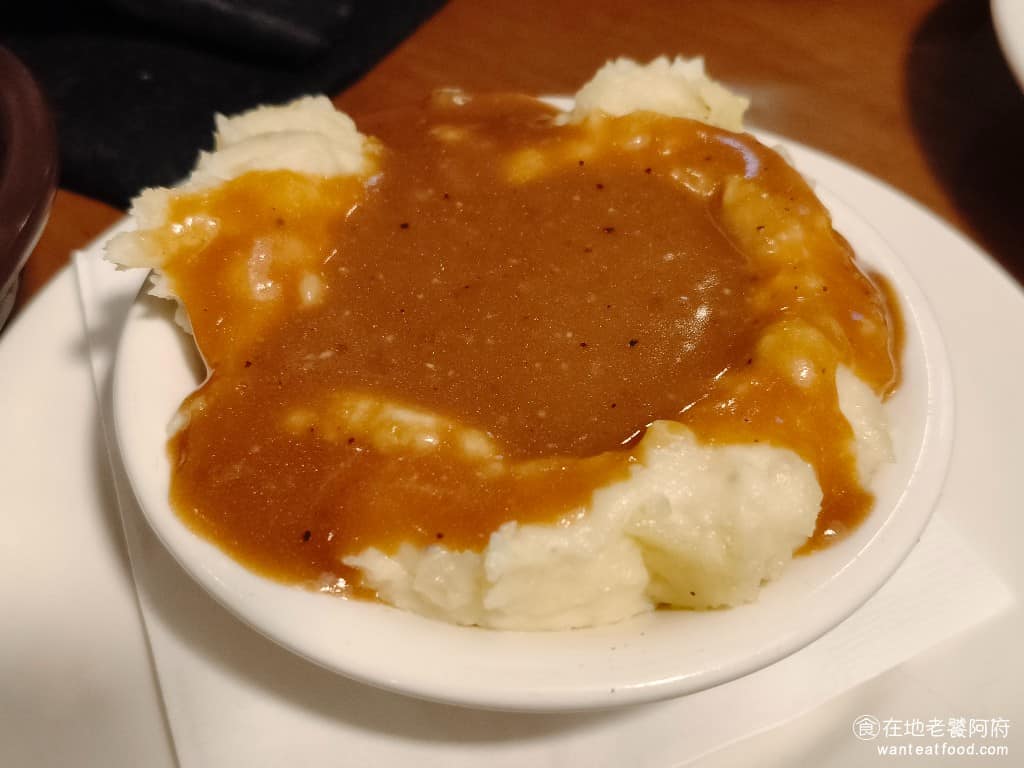 Texas Roadhouse 德州鮮切牛排民生店 德州鮮切牛排民生店菜單 馬鈴薯泥 馬鈴薯泥細緻中帶點顆粒感,搭配肉汁或白醬都好吃,份量足,是配菜裡 CP 值很高的選項。 @在地老饕阿府