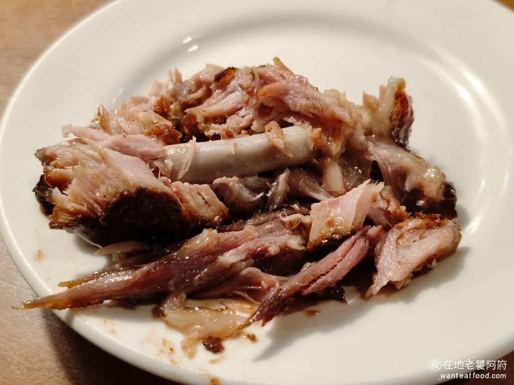 Texas Roadhouse 德州鮮切牛排民生店 德州鮮切牛排民生店菜單 雖然味道上不差,但切下後肉都碎了,肉真的太鬆散了,所以吃的時候,就沒有從骨頭上,扯下肉的快感,蠻可惜的。 @在地老饕阿府