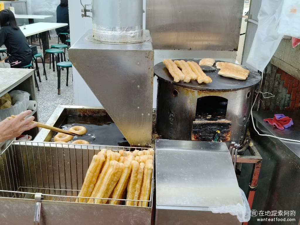 來來豆漿 來來豆漿內湖 菜單 來來豆漿內湖價格 內湖區美食 內湖美食 油條和甜甜圈，完全都是現炸的。 @在地老饕阿府