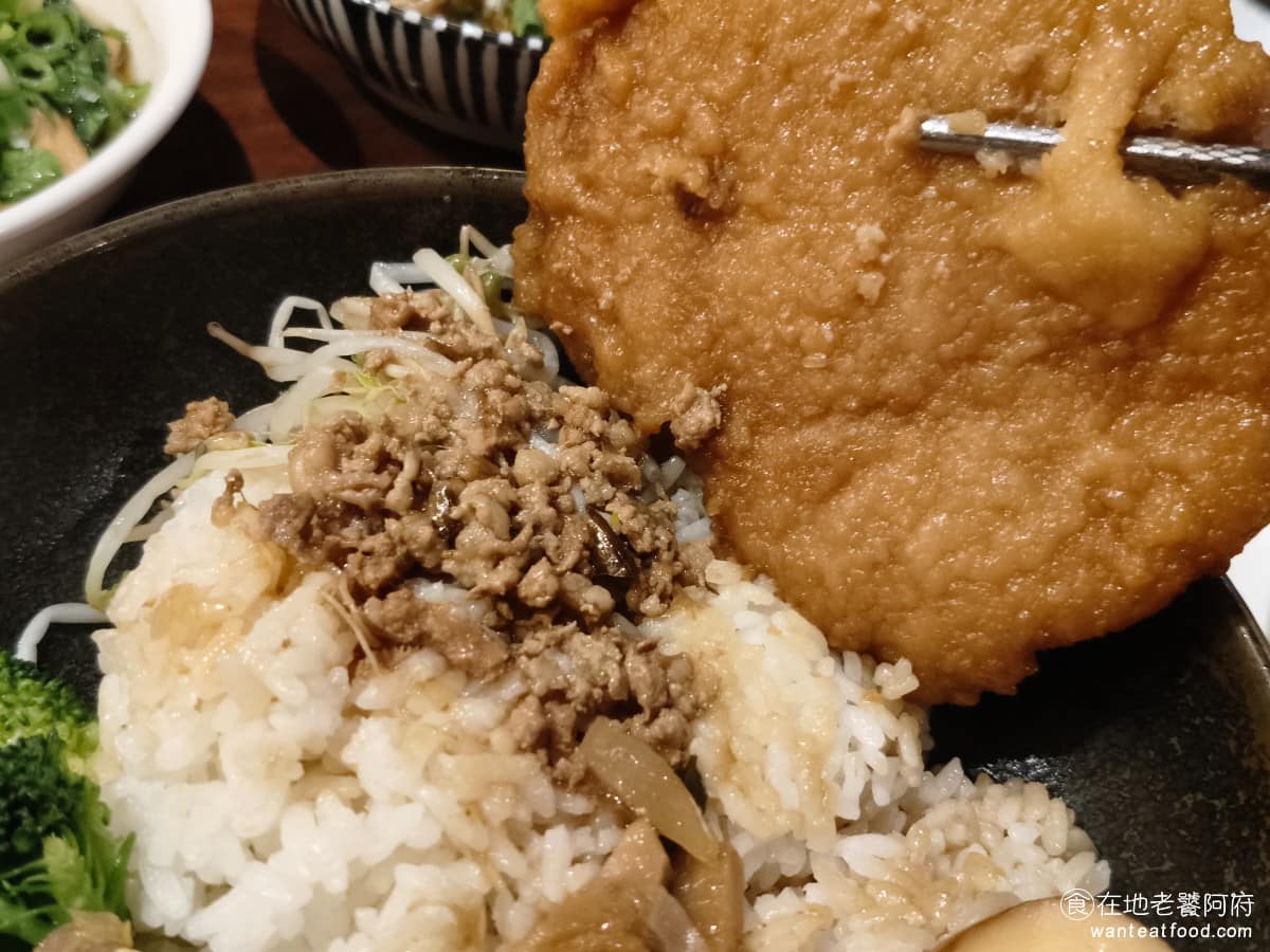 春水堂西湖店 春水堂西湖店菜單 春水堂西湖店推薦 內湖區美食 內湖美食 西湖美食 肉排底下白飯,還加了些許的肉燥,旁邊搭配的配菜有花椰菜、筍乾,和一顆切半的滷蛋,非常的豐盛。 @在地老饕阿府