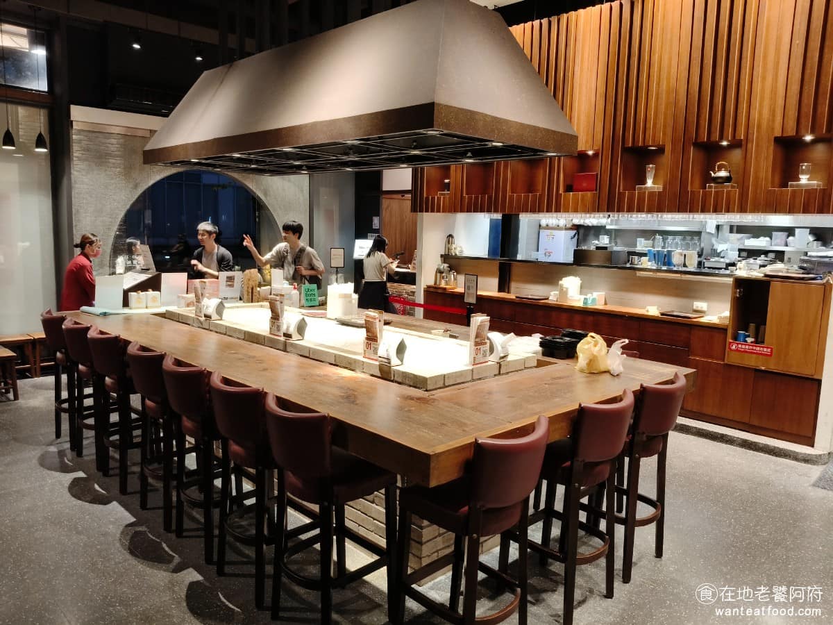 春水堂西湖店 春水堂西湖店菜單 春水堂西湖店推薦 內湖區美食 內湖美食 西湖美食 《春水堂》最大的賣點是茶飲,尤其是自家宣稱發明的珍珠奶茶,除了飲料、餐點選擇也算豐富,從麵食、飯類,到各式小點心都有,菜單密密麻麻、一大張。 @在地老饕阿府